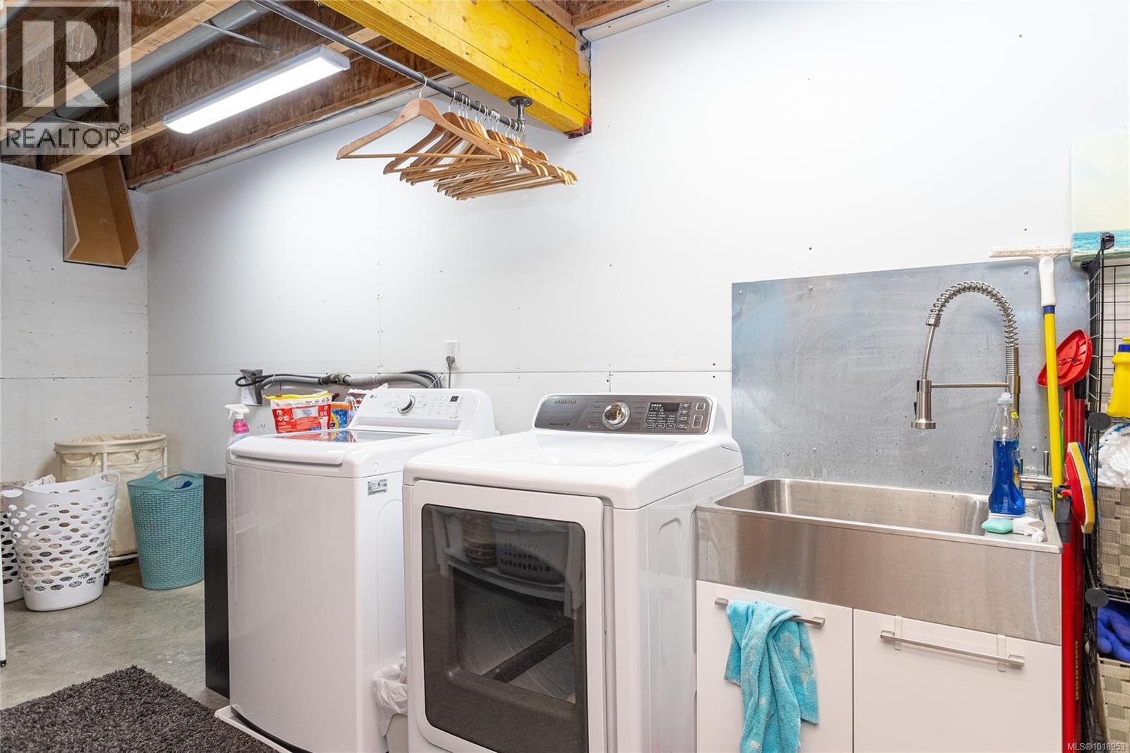 1597 Herd Rd, Duncan