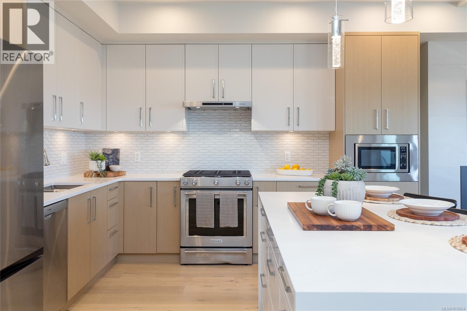 305 9818 Fourth Street, Sidney