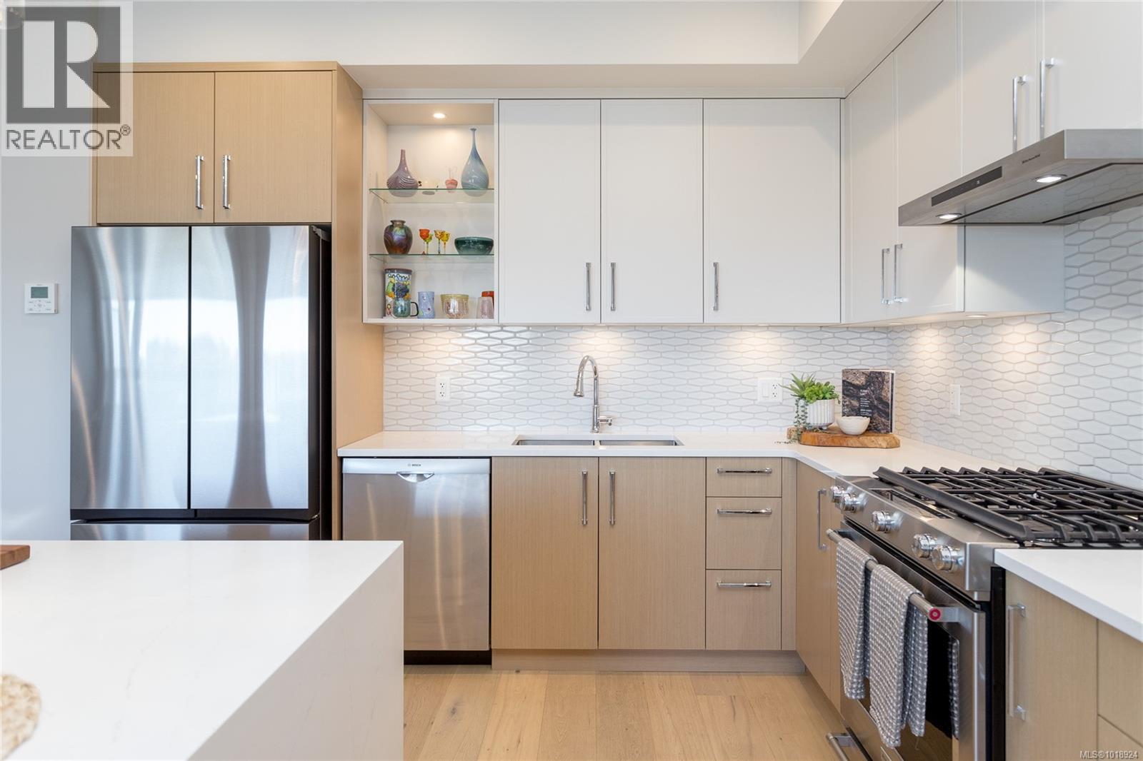 305 9818 Fourth Street, Sidney