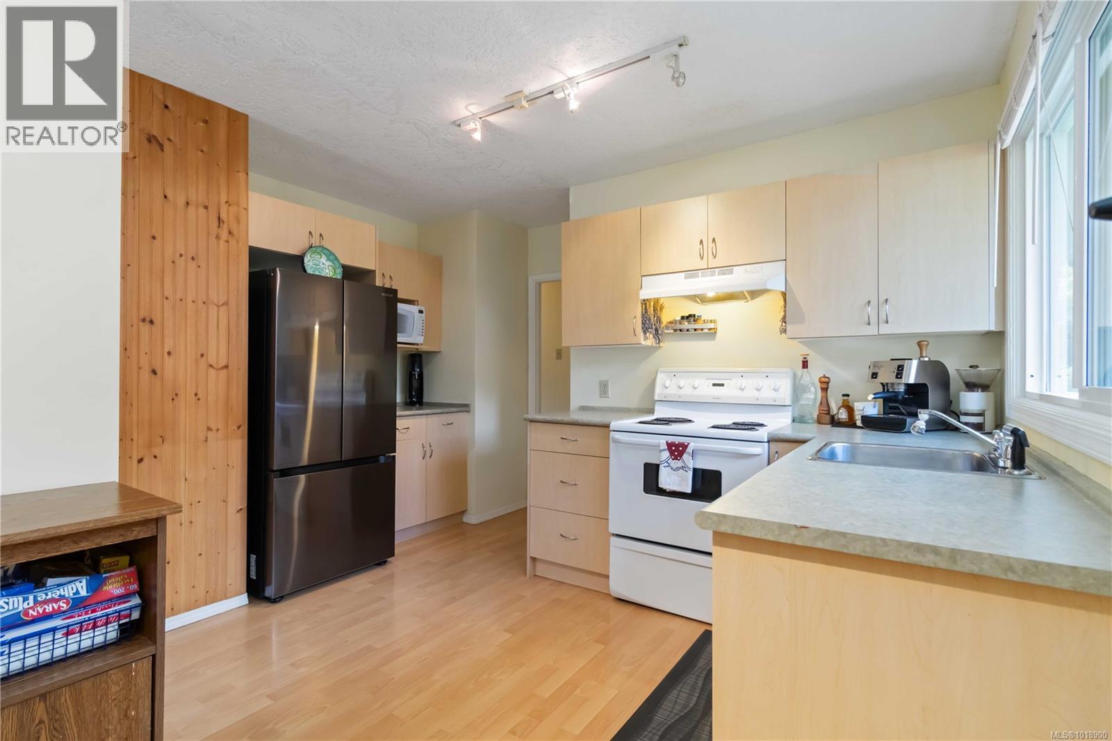 1204 Haultain St, Victoria