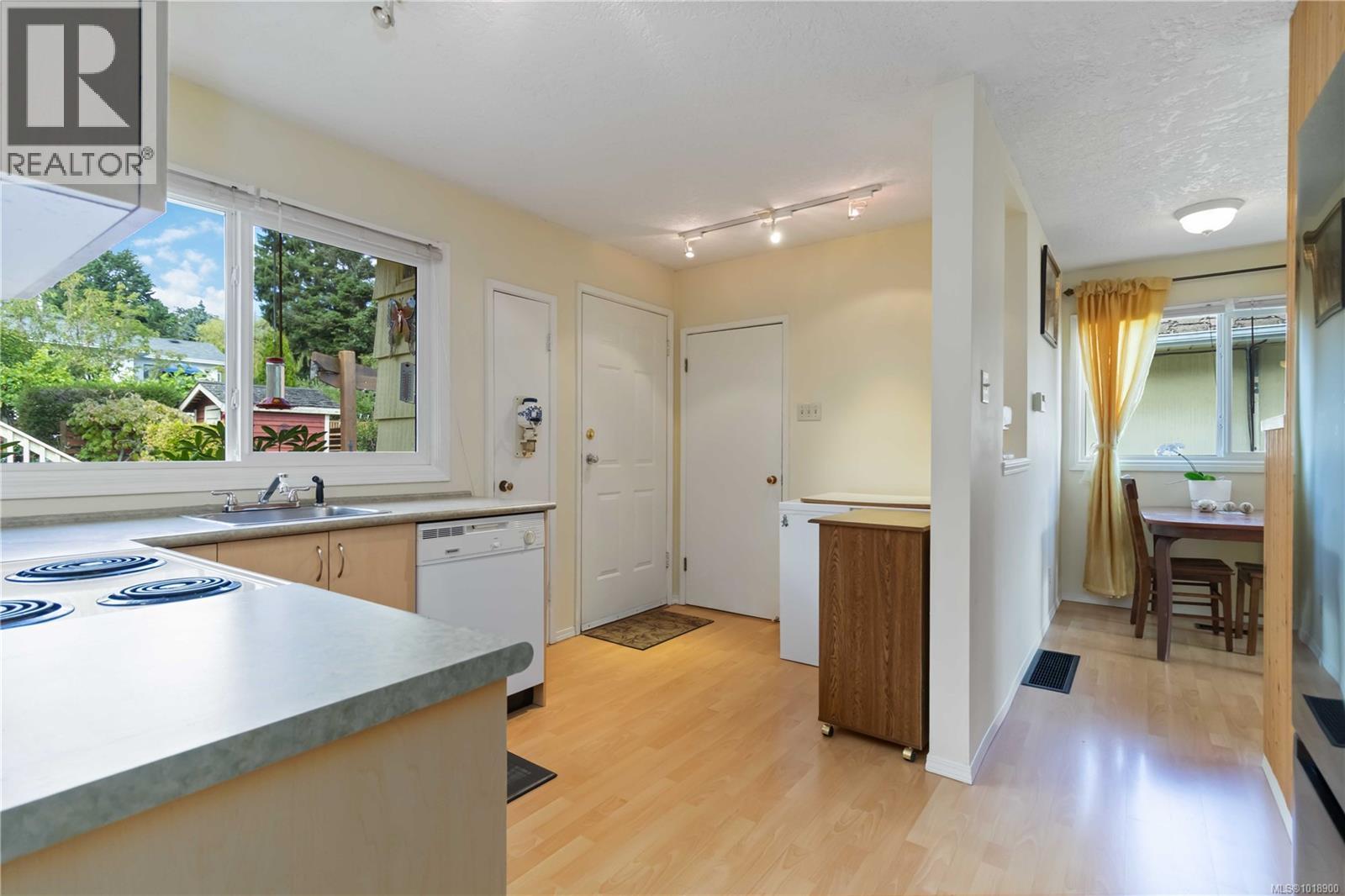 1204 Haultain St, Victoria