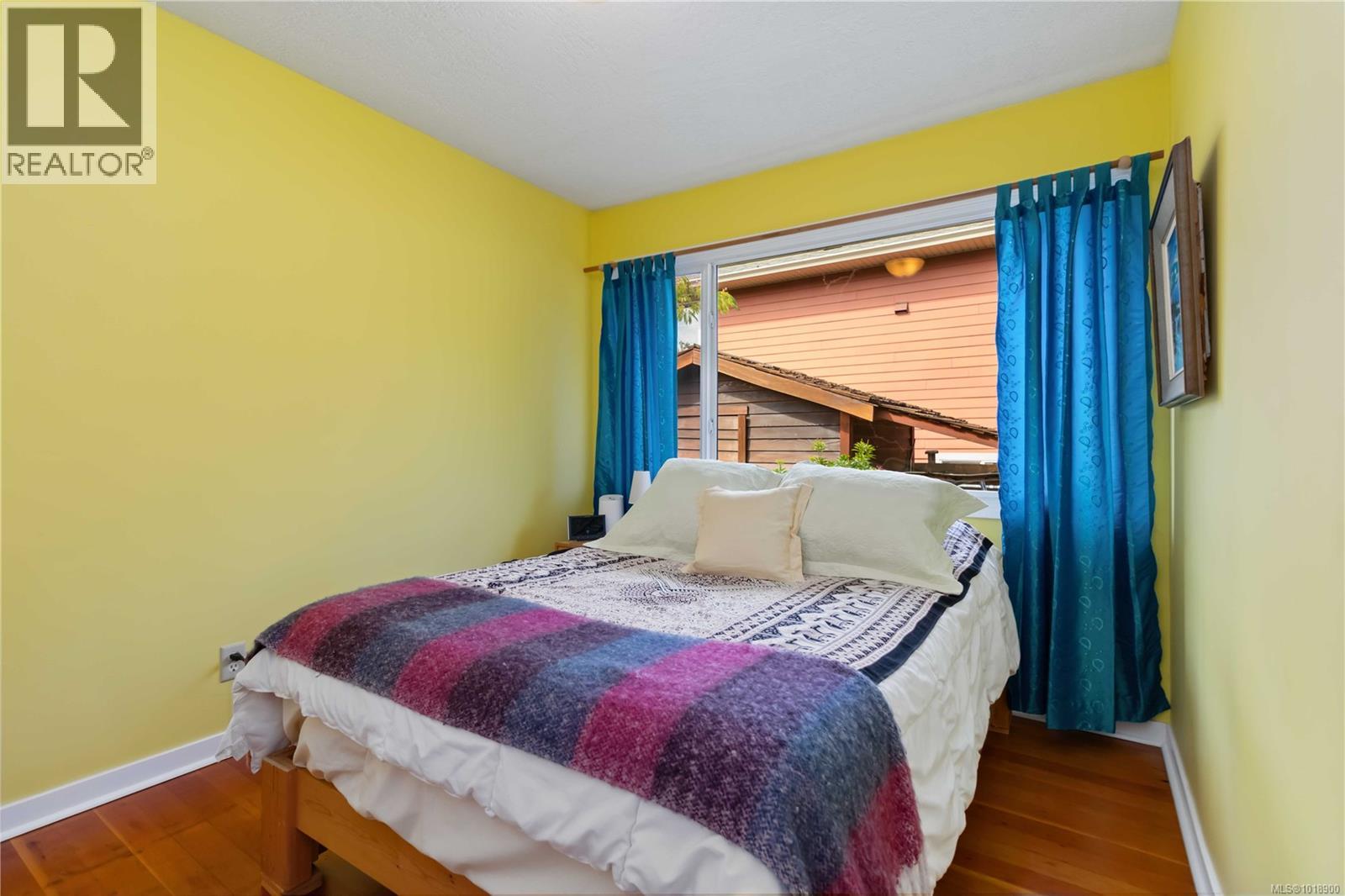 1204 Haultain St, Victoria