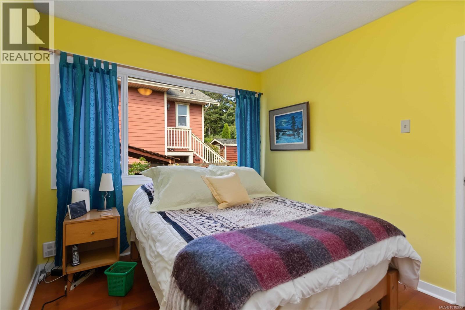 1204 Haultain St, Victoria