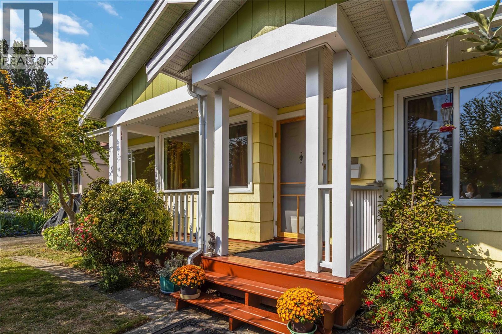 1204 Haultain St, Victoria