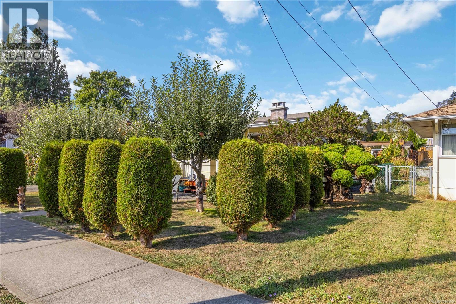 1204 Haultain St, Victoria