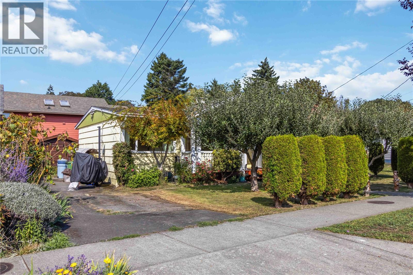 1204 Haultain St, Victoria