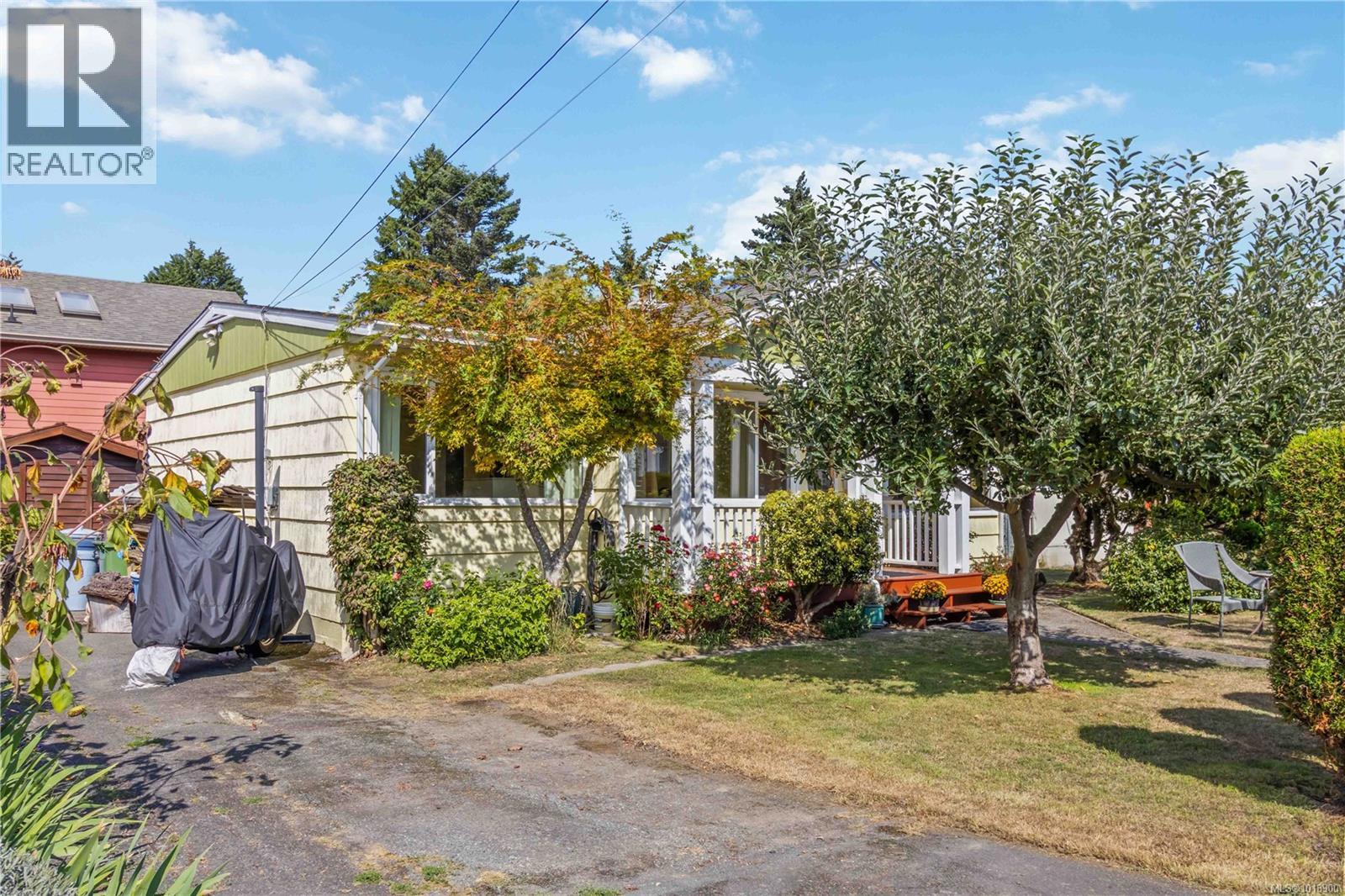 1204 Haultain St, Victoria