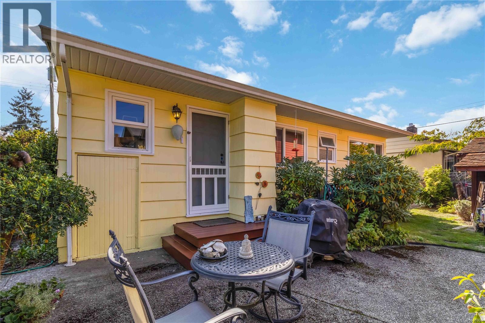 1204 Haultain St, Victoria