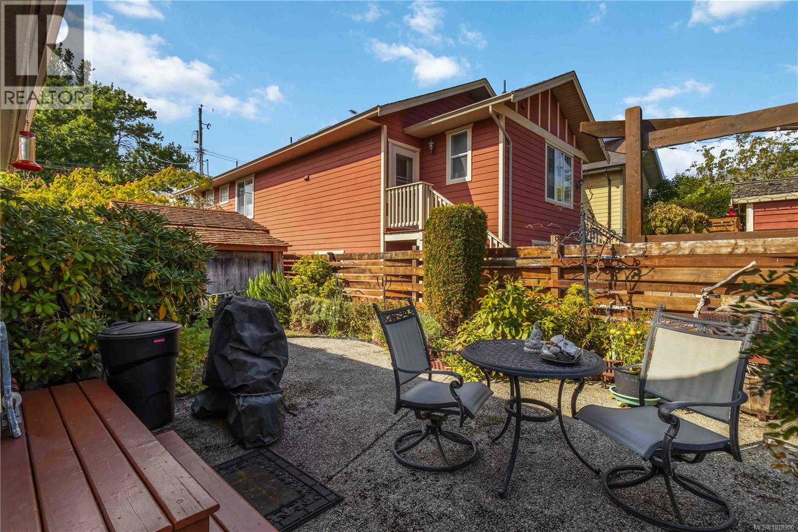 1204 Haultain St, Victoria