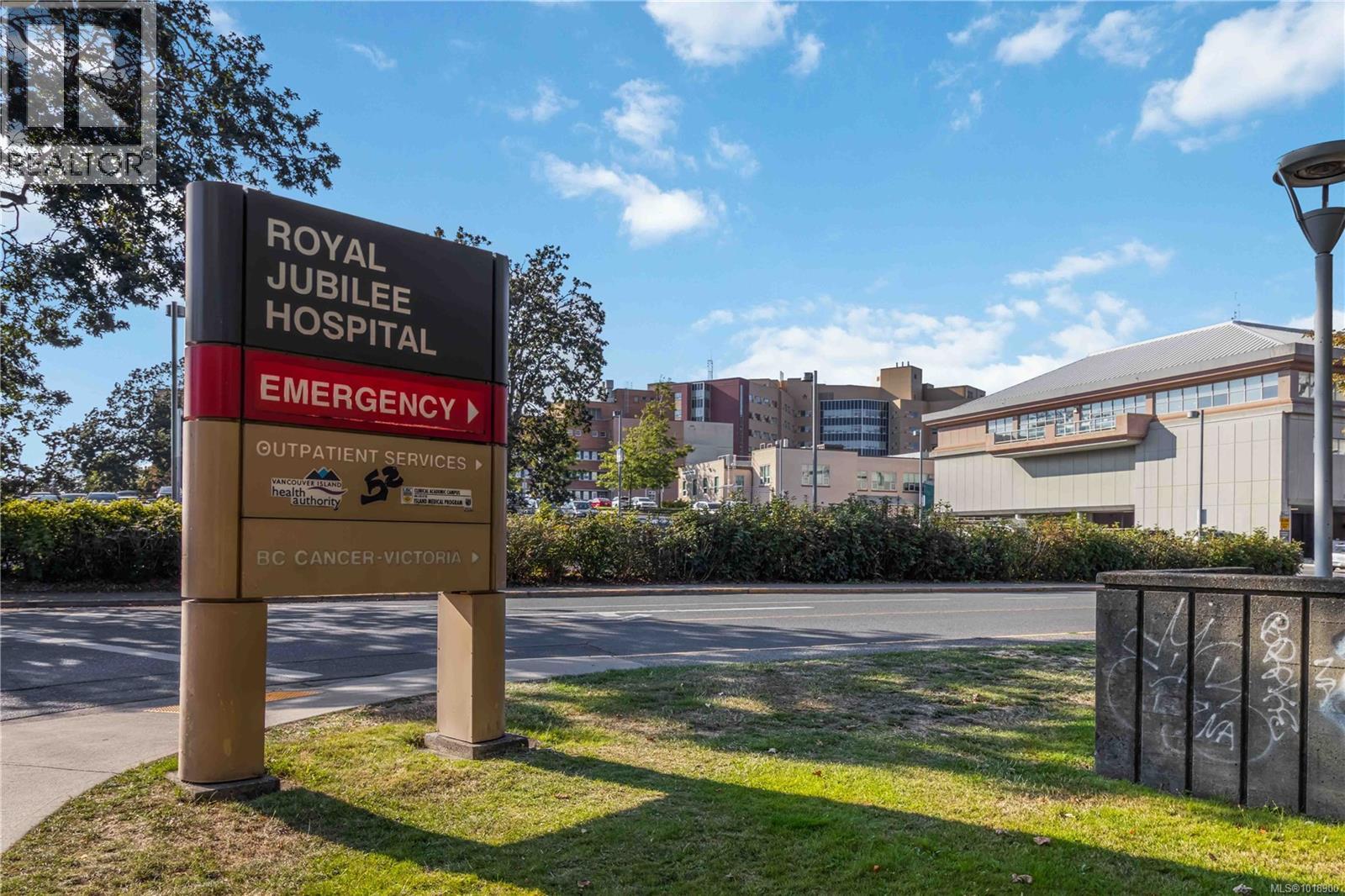 1204 Haultain St, Victoria