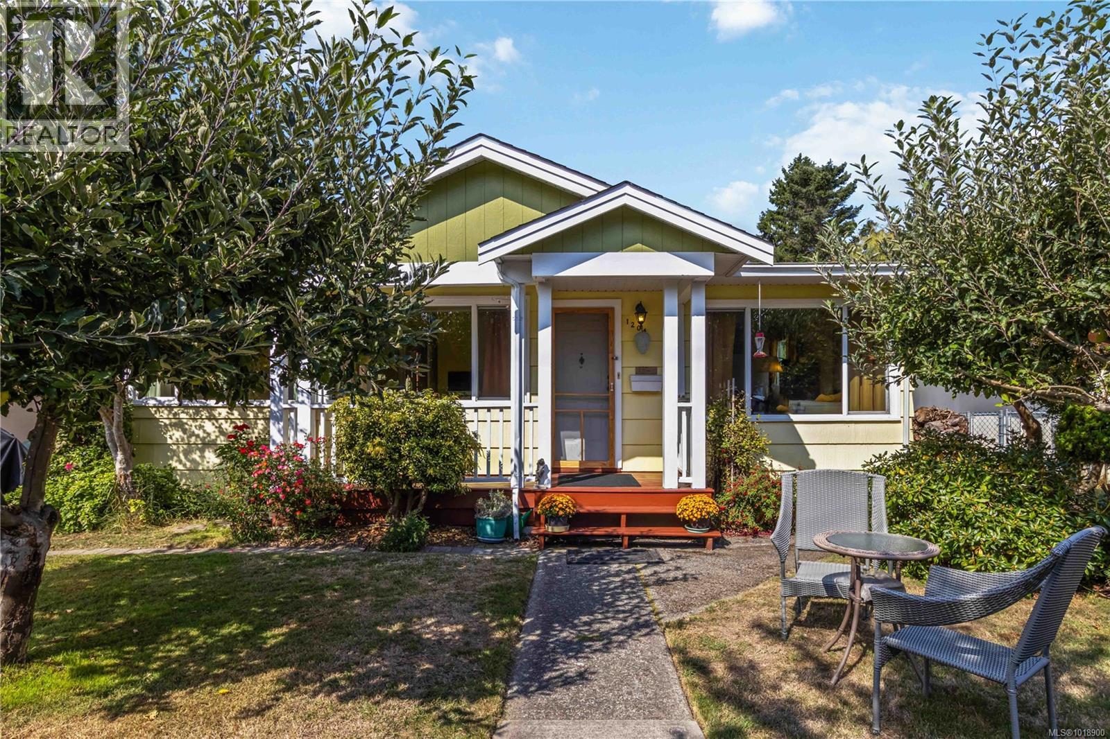 1204 Haultain St, Victoria