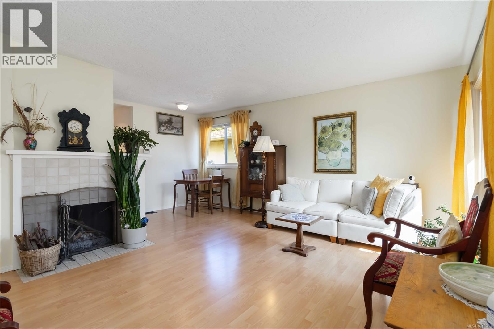 1204 Haultain St, Victoria