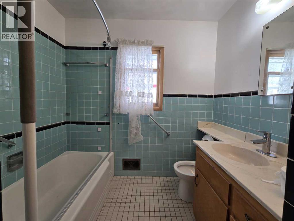 Single Family House Bungalow for Sale in  Holly Street NW Highwood Calgary 