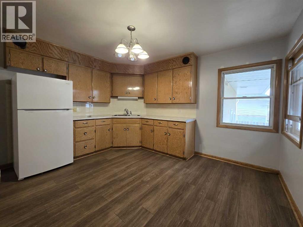 Single Family House Bungalow for Sale in  Holly Street NW Highwood Calgary 