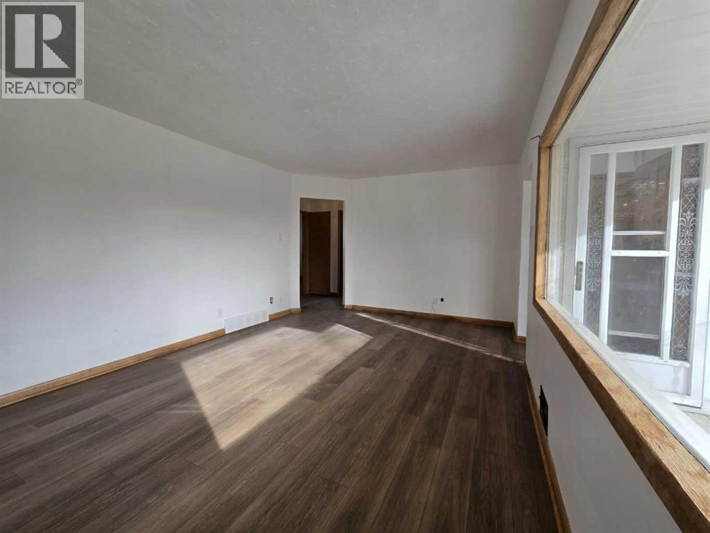 Single Family House Bungalow for Sale in  Holly Street NW Highwood Calgary 