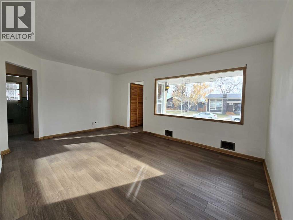 Single Family House Bungalow for Sale in  Holly Street NW Highwood Calgary 