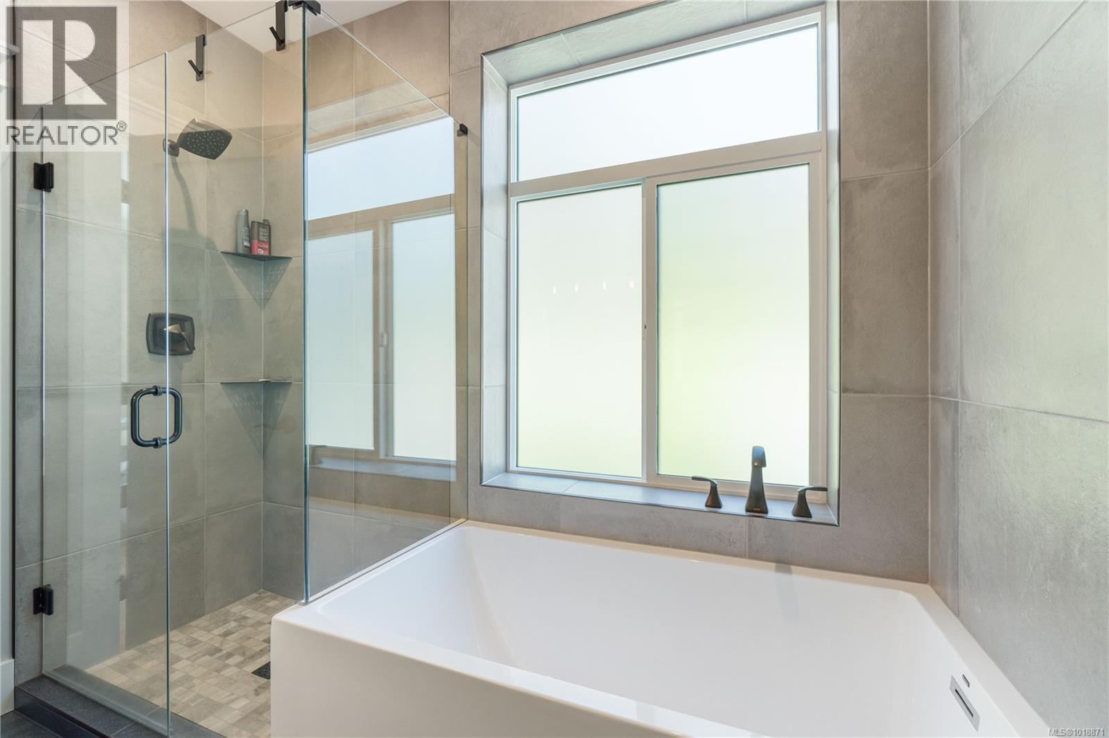 1227 Burbank Rd, Qualicum Beach