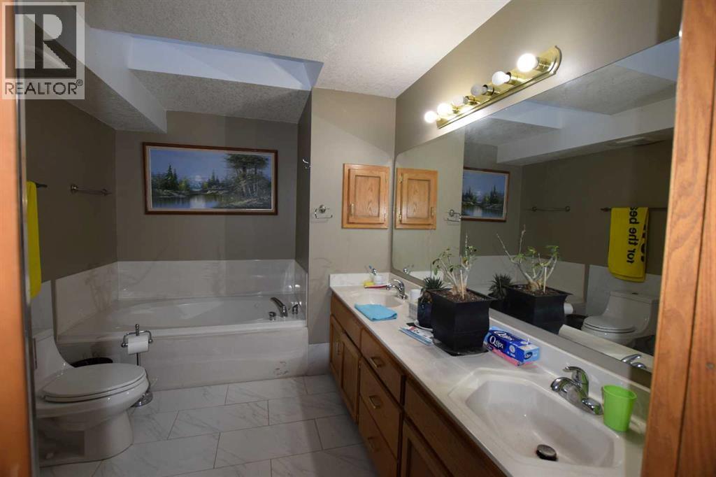 Single Family House Bi-level for Sale in  Douglas Woods Close SE Douglasdale/Glen Calgary 