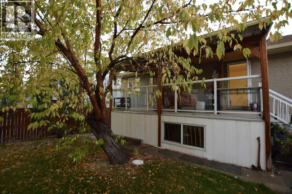 Single Family House Bi-level for Sale in  Douglas Woods Close SE Douglasdale/Glen Calgary 