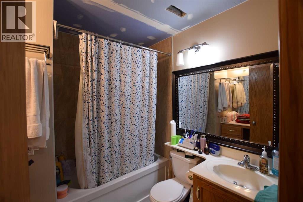 Single Family House Bi-level for Sale in  Douglas Woods Close SE Douglasdale/Glen Calgary 