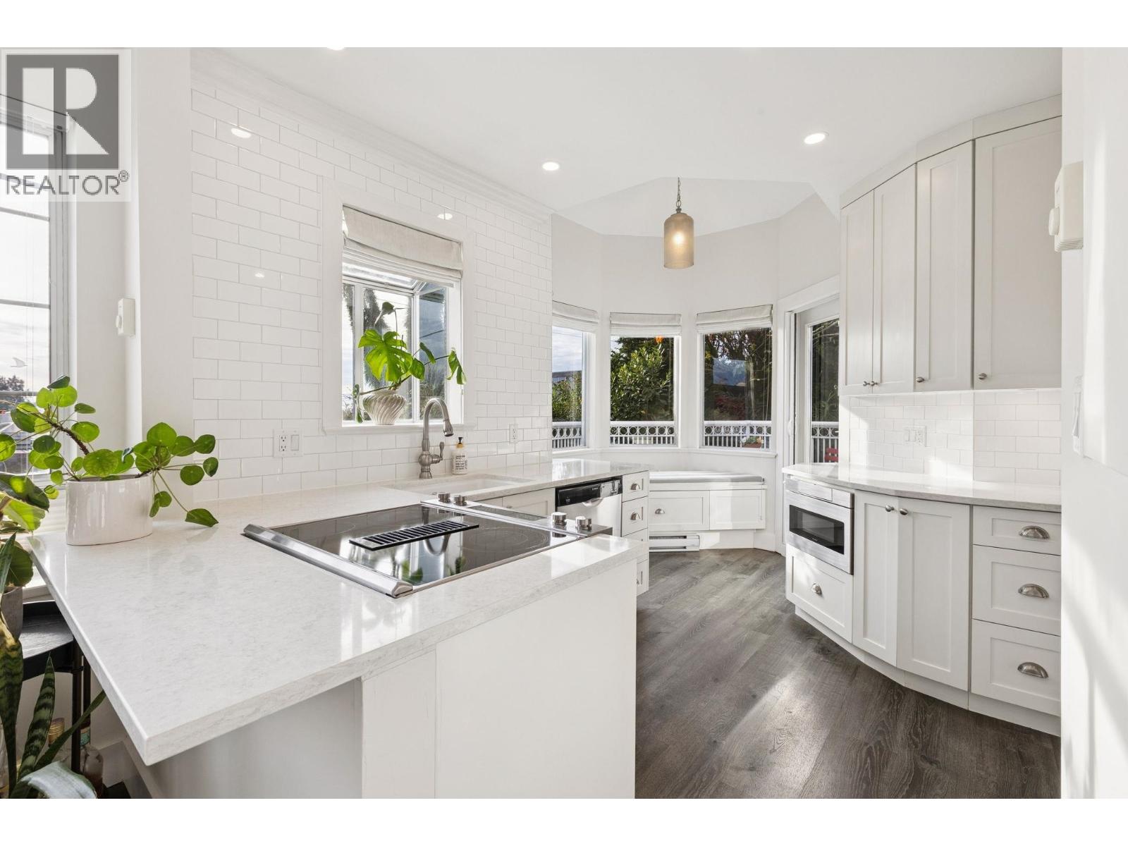 101 2440 HAYWOOD AVENUE, West Vancouver