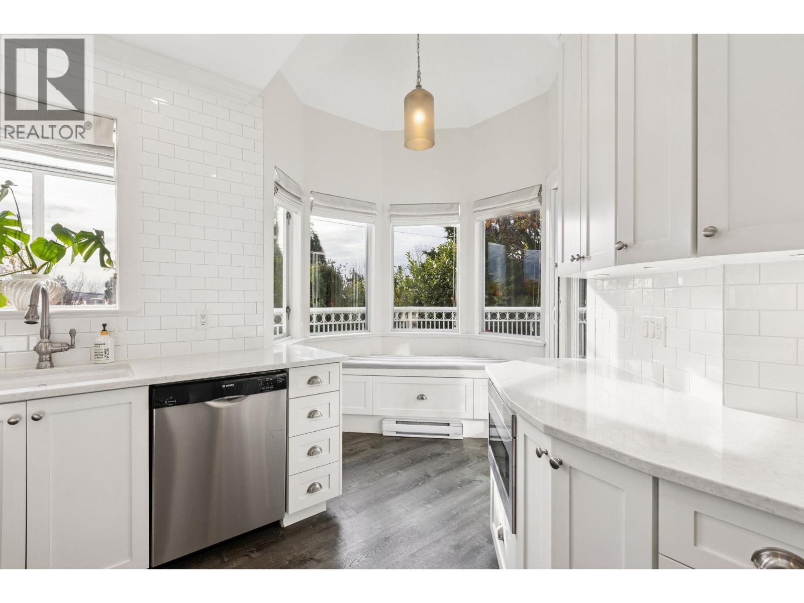 101 2440 HAYWOOD AVENUE, West Vancouver