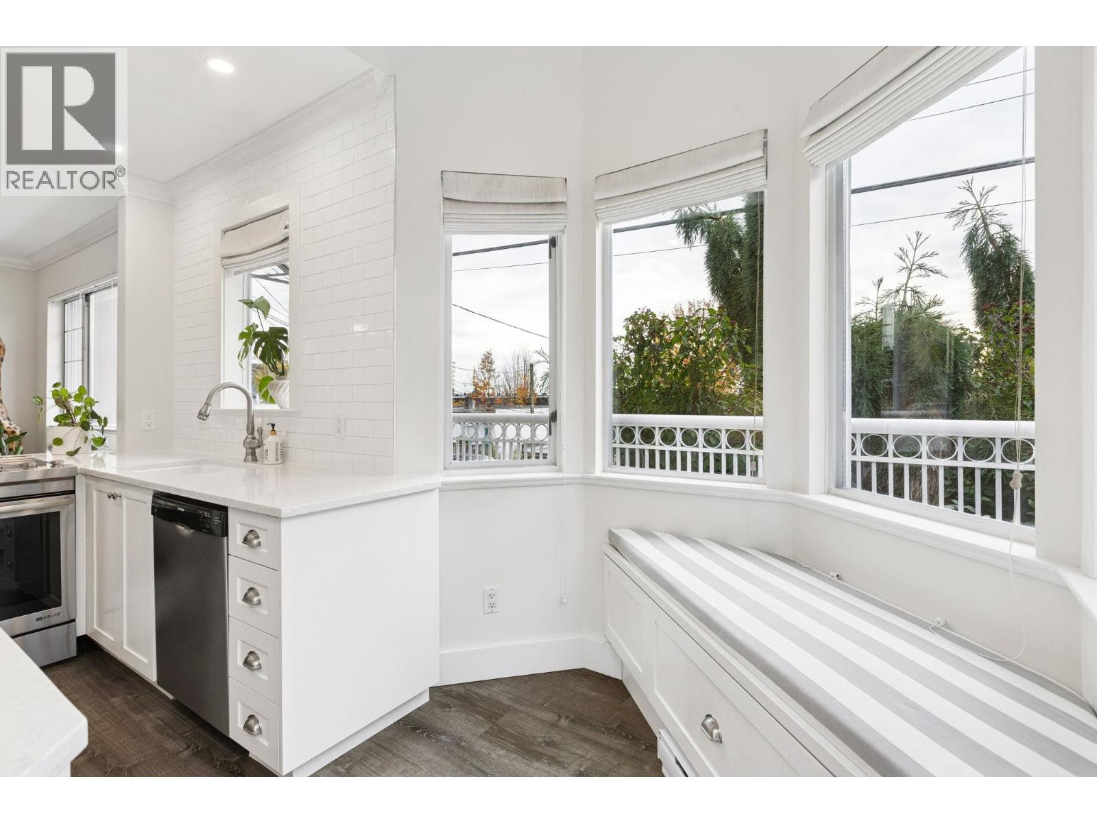 101 2440 HAYWOOD AVENUE, West Vancouver