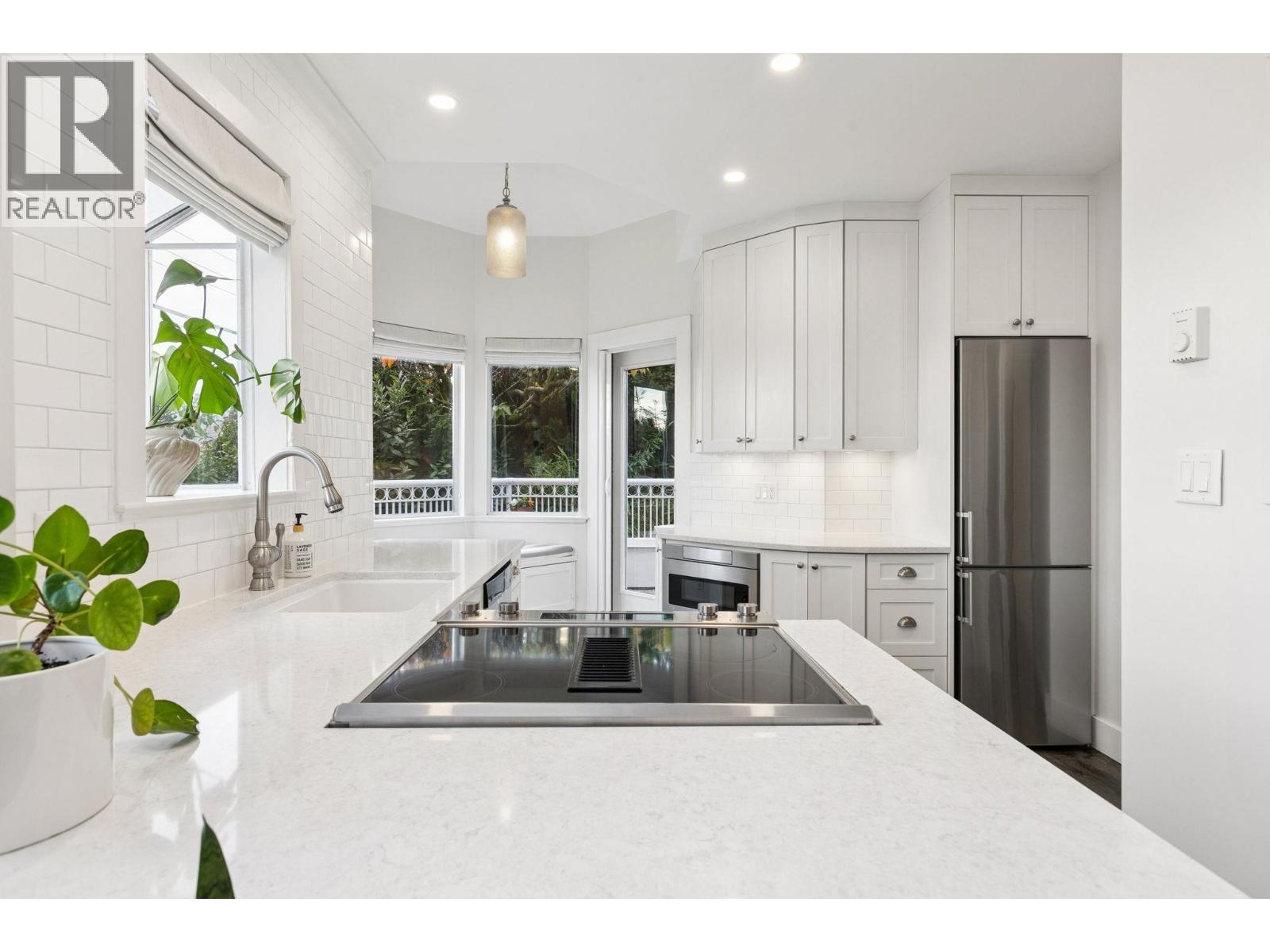 101 2440 HAYWOOD AVENUE, West Vancouver