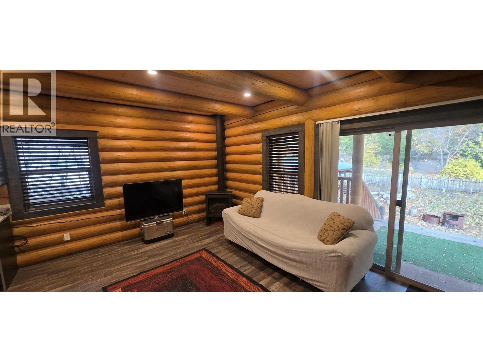 853 Cawston Avenue, Hedley