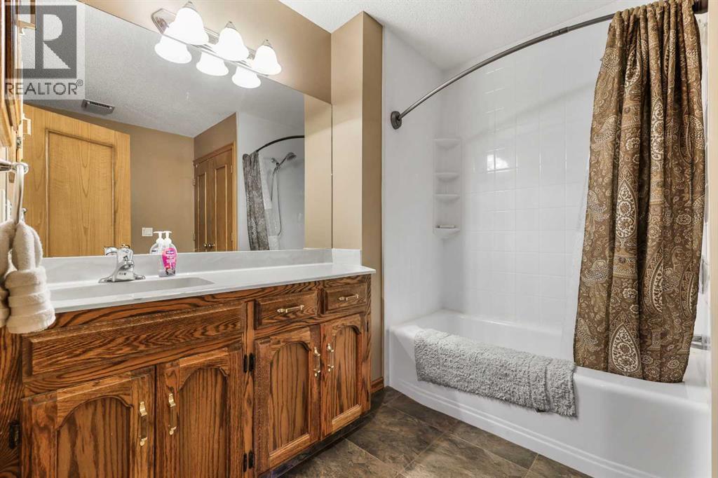 Single Family House for Sale in  Douglas Woods Court SE Douglasdale/Glen Calgary 