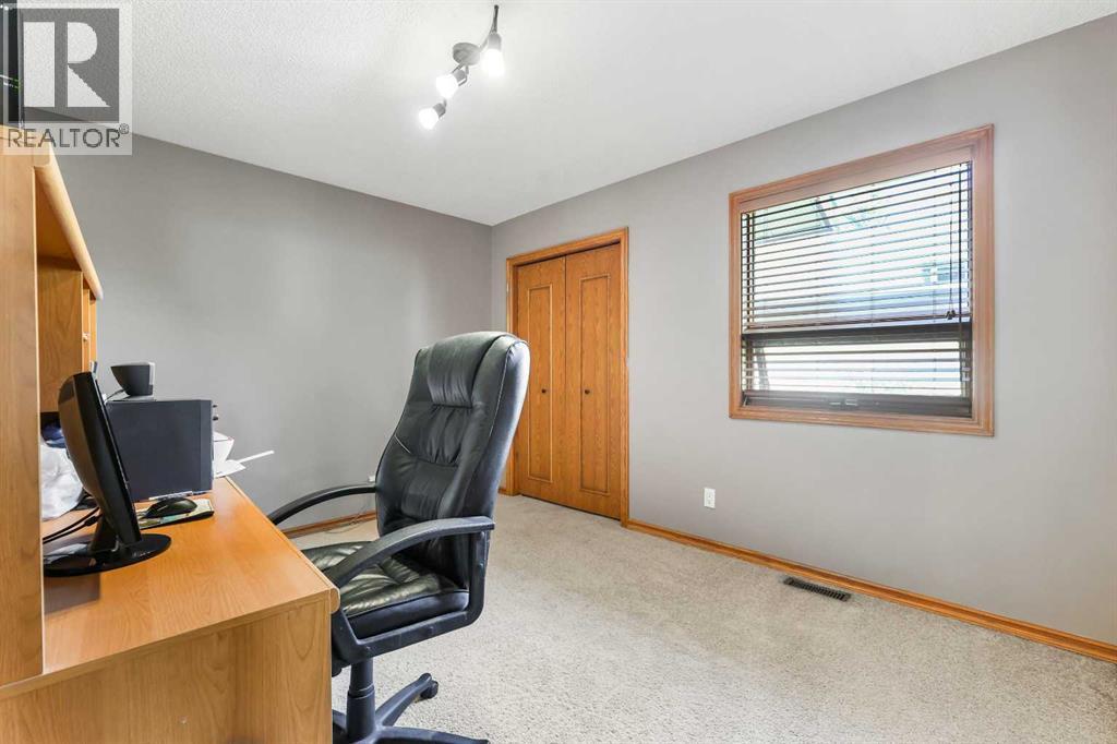 Single Family House for Sale in  Douglas Woods Court SE Douglasdale/Glen Calgary 