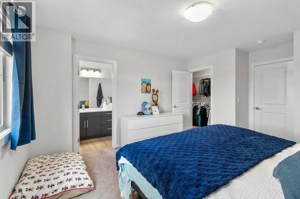 Single Family House for Sale in  Earl Close Evergreen Red Deer 