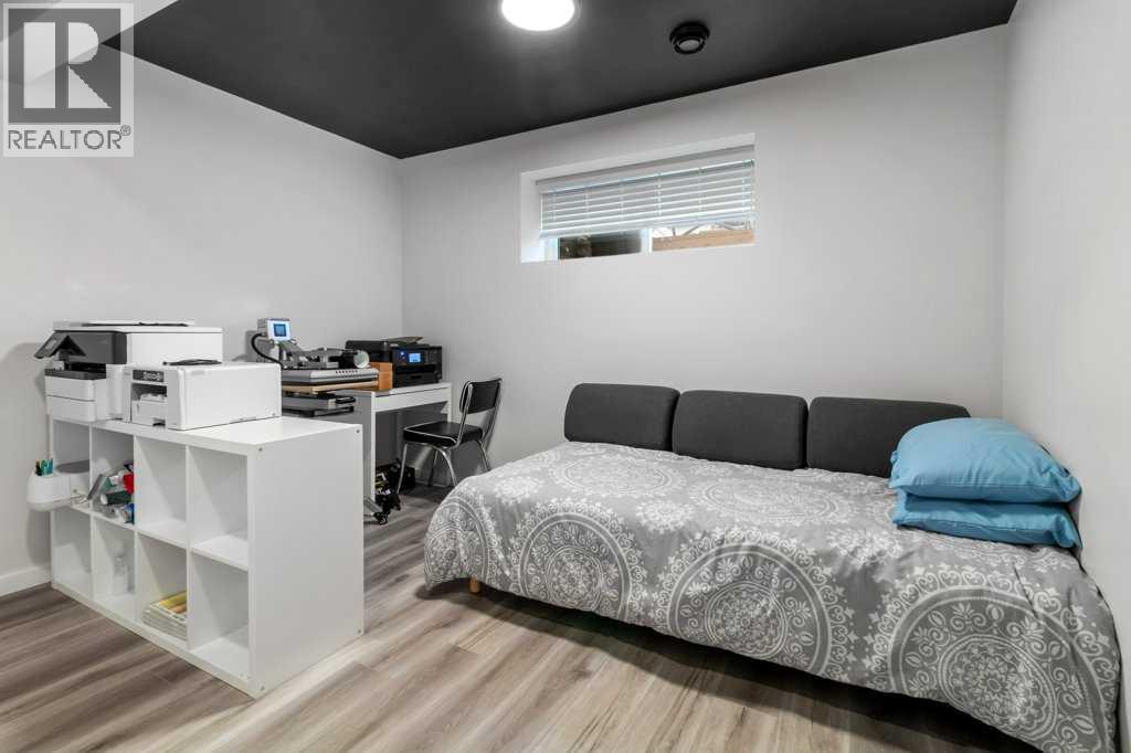 Single Family House for Sale in  Earl Close Evergreen Red Deer 