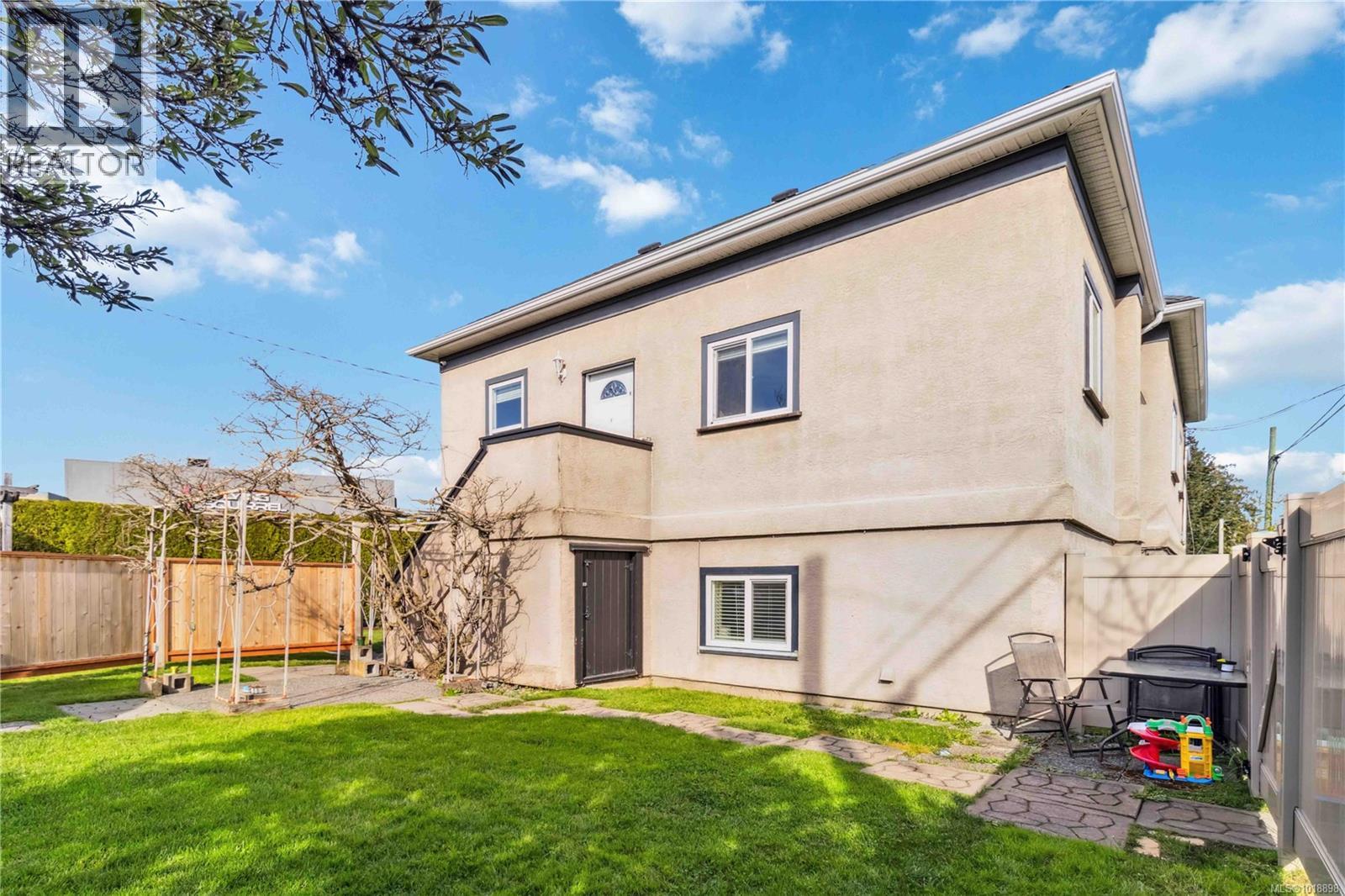 806 Old Esquimalt Rd, Esquimalt