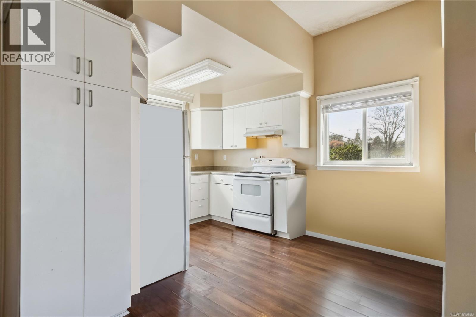 806 Old Esquimalt Rd, Esquimalt