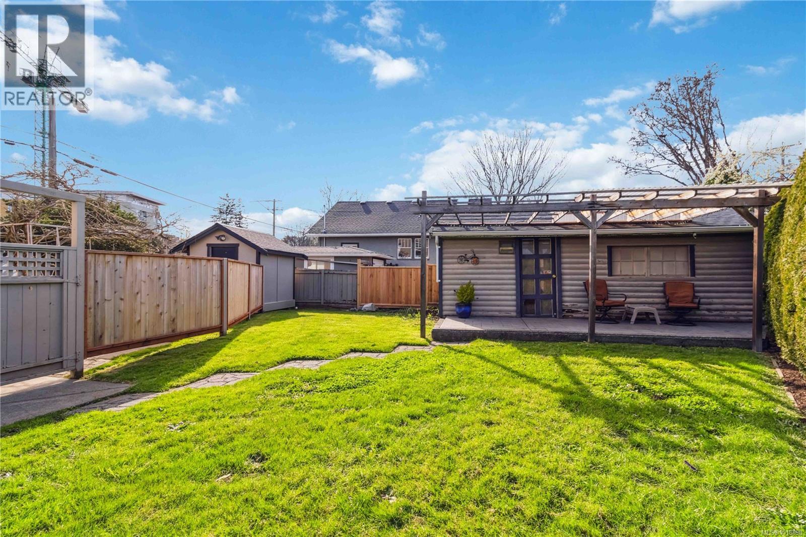 806 Old Esquimalt Rd, Esquimalt