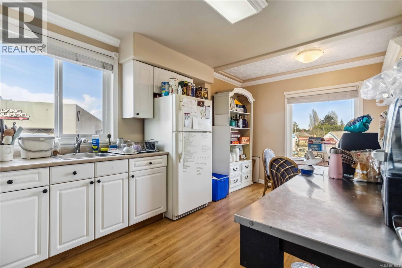 806 Old Esquimalt Rd, Esquimalt