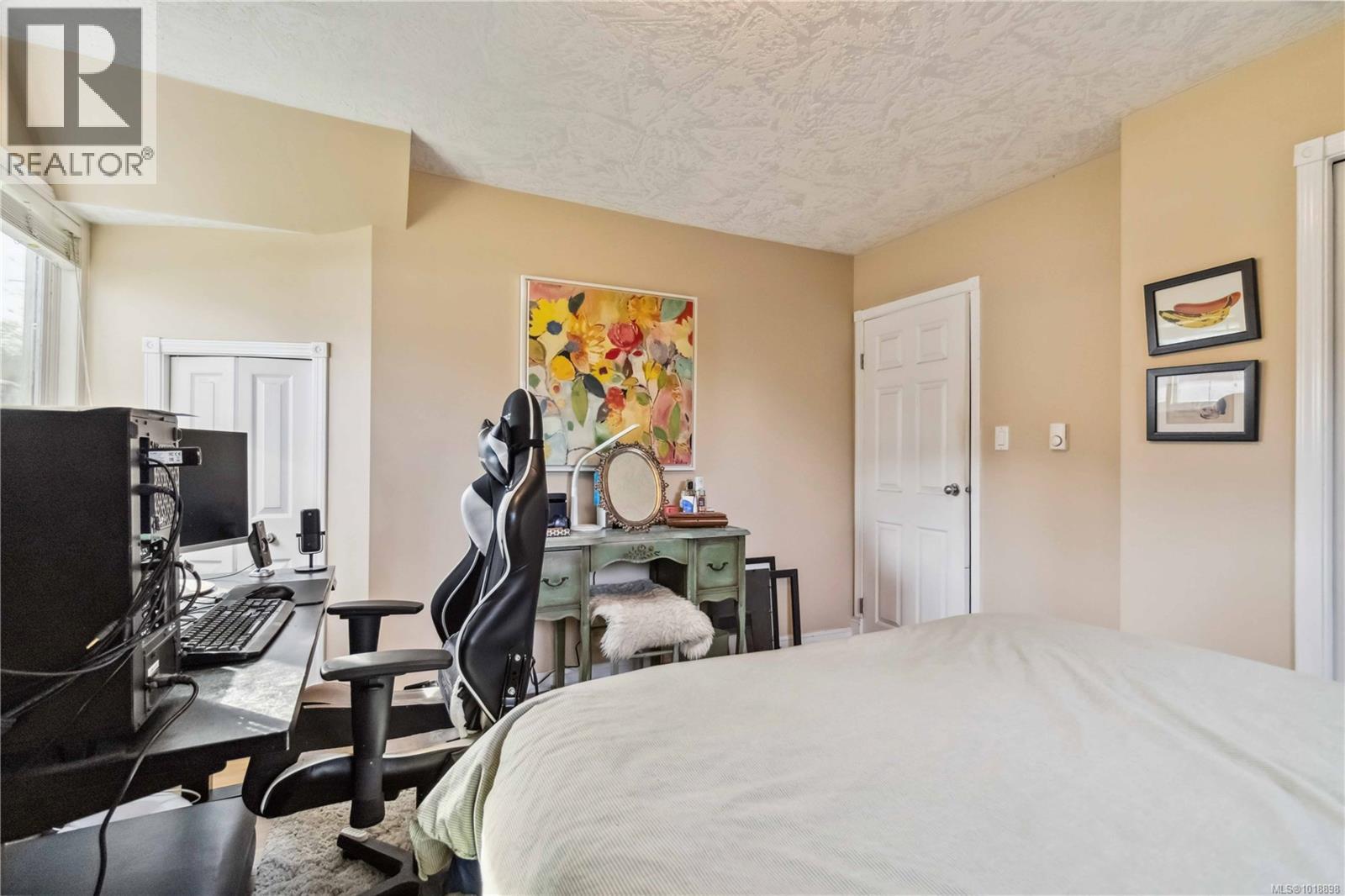 806 Old Esquimalt Rd, Esquimalt