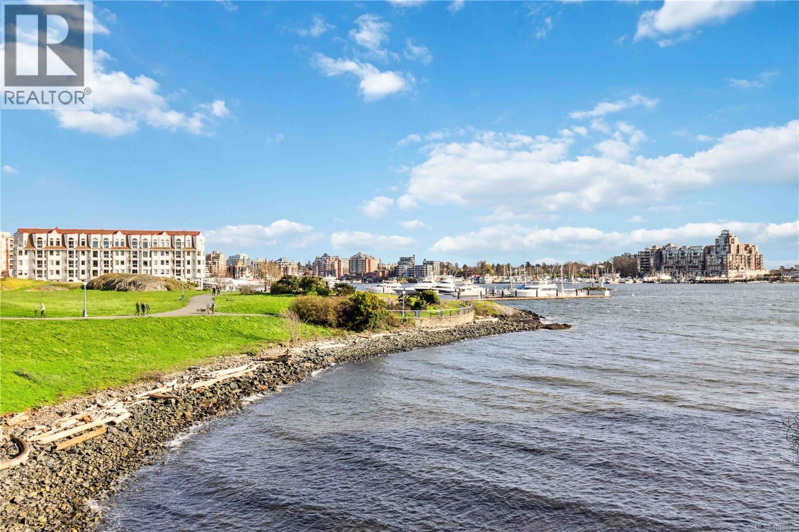 806 Old Esquimalt Rd, Esquimalt