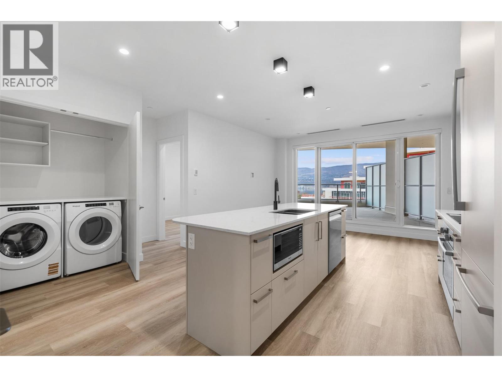 802 3340 Lakeshore Drive, Kelowna