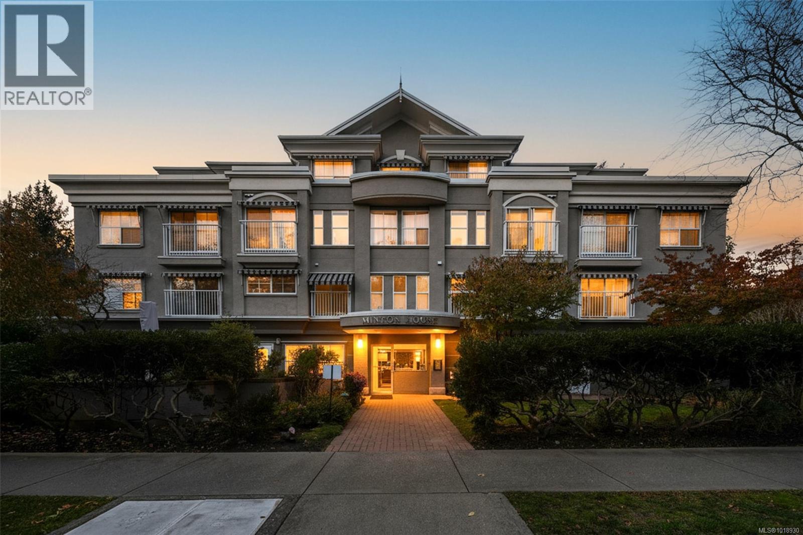 1070 Southgate St, Victoria - Exteriors - Photo 2