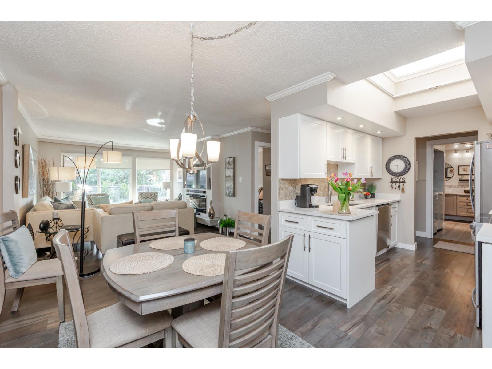 305 1351 MARTIN STREET, White Rock