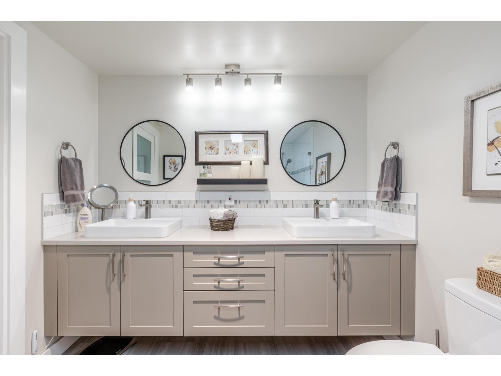 305 1351 MARTIN STREET, White Rock