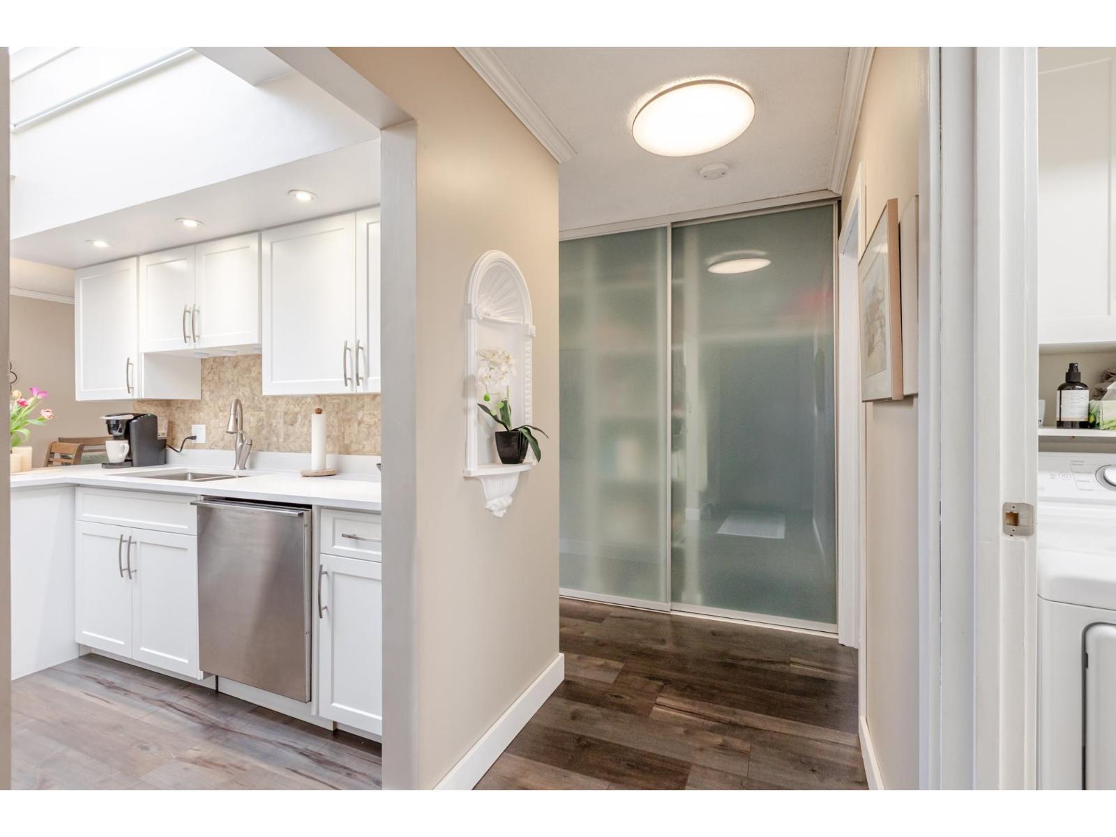 305 1351 MARTIN STREET, White Rock