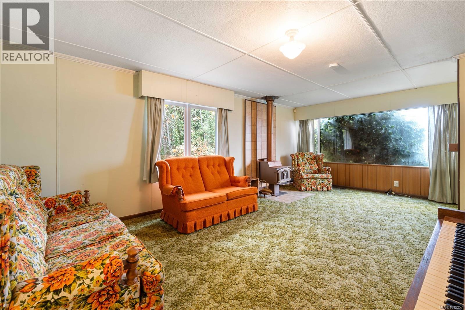 6850 Island Hwy W, Bowser