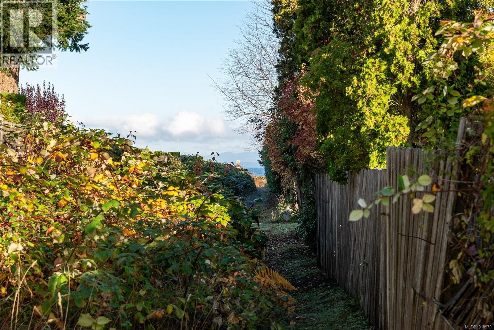 498 DALMATIAN Dr, Parksville