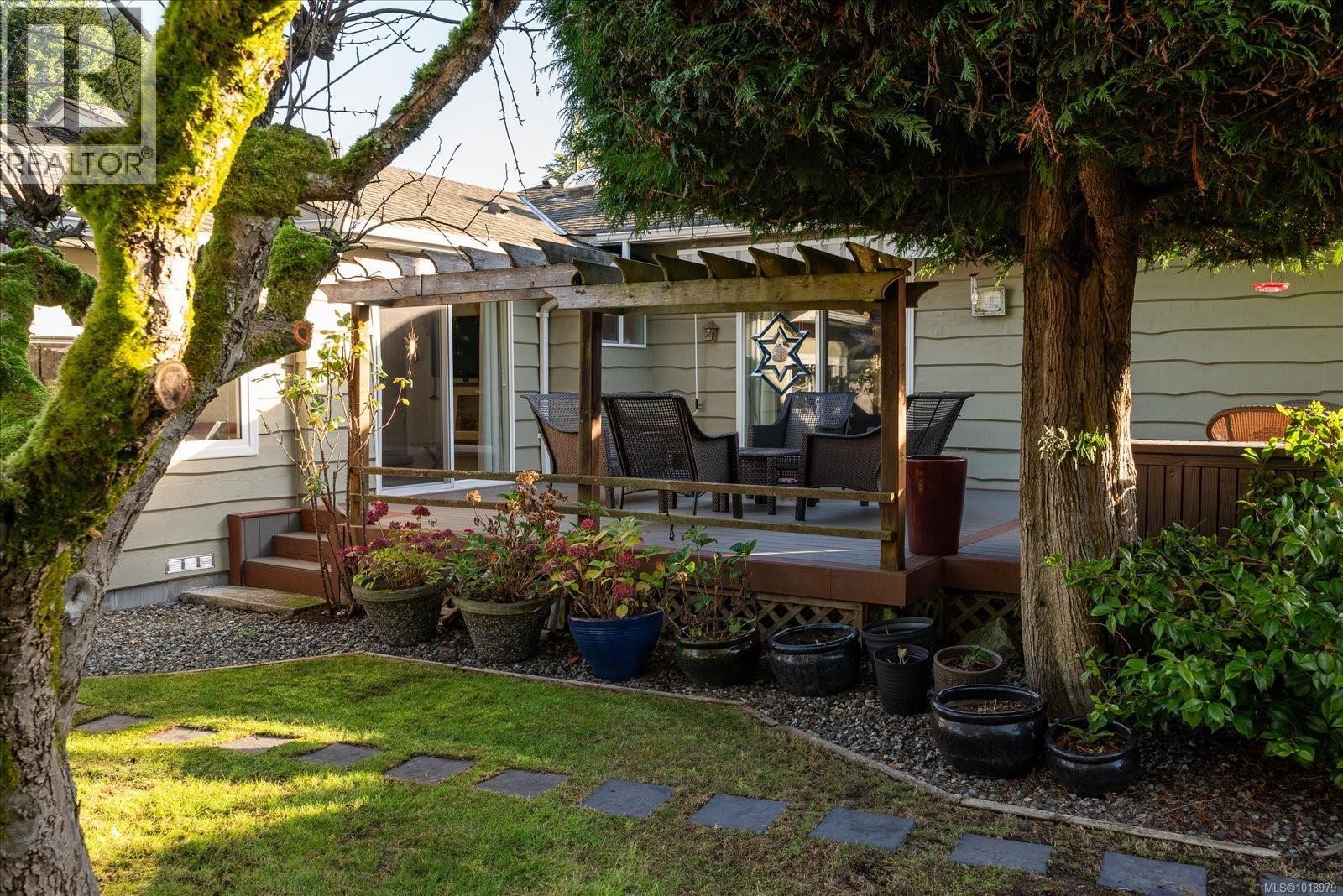 498 DALMATIAN Dr, Parksville