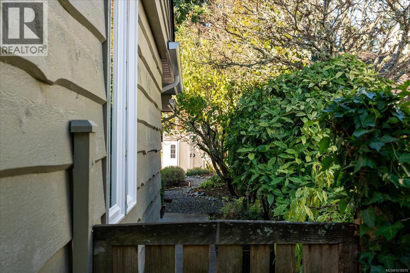 498 DALMATIAN Dr, Parksville