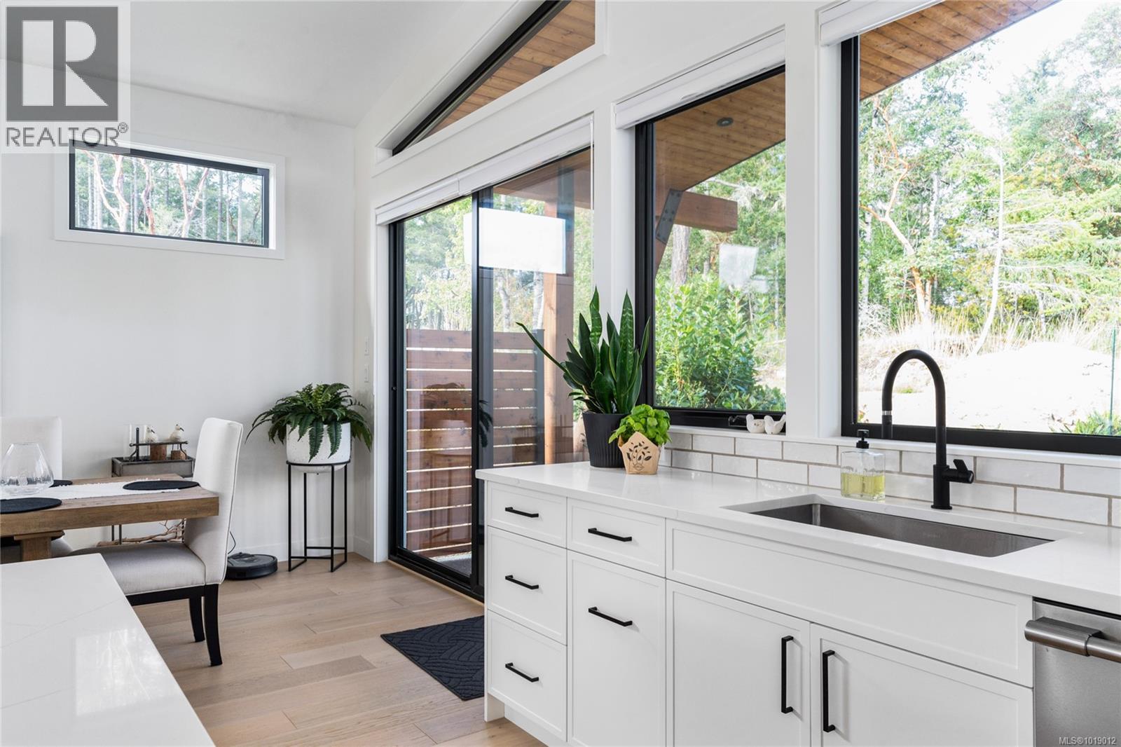 640 Medalist Ave, Colwood