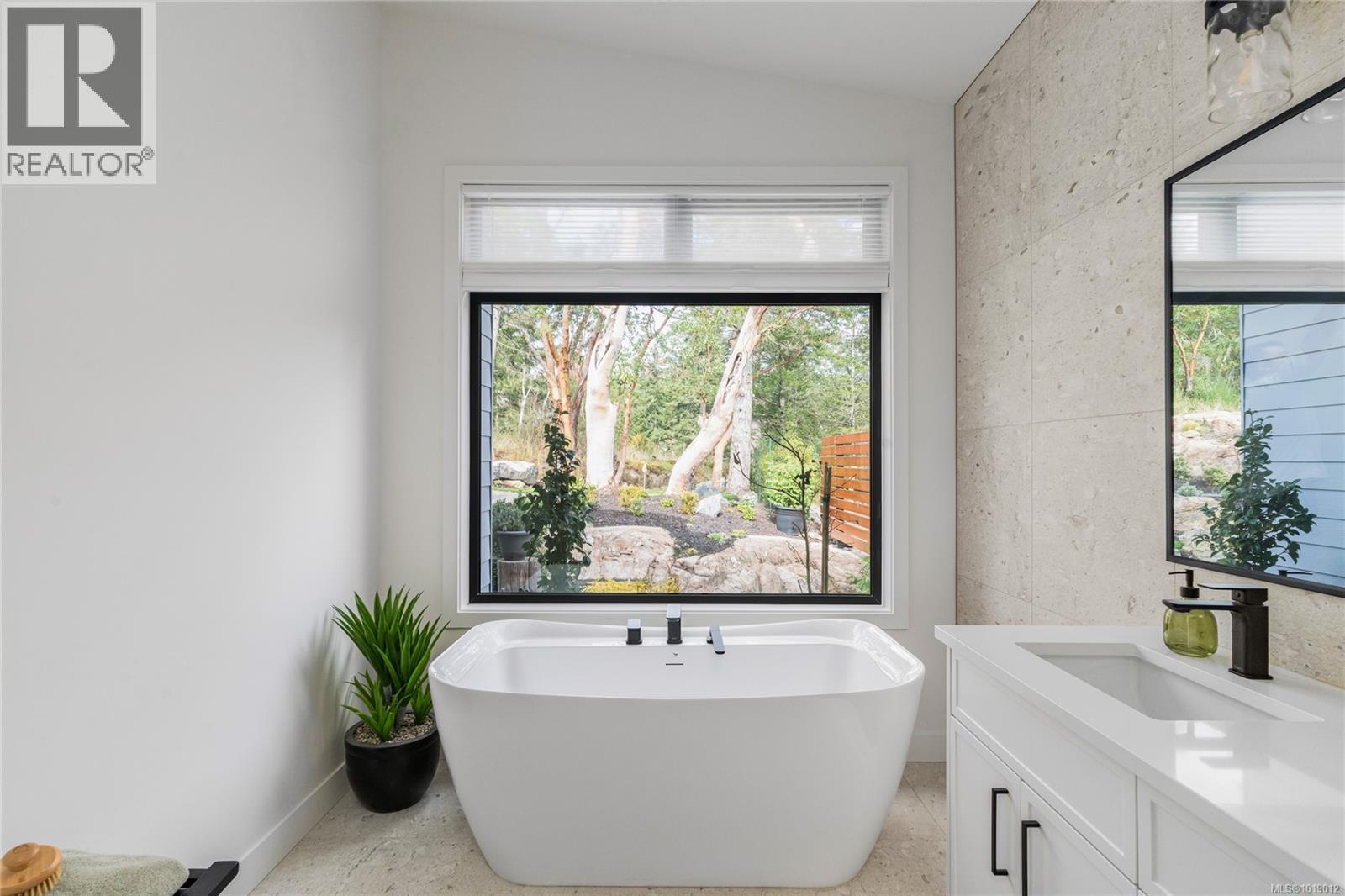 640 Medalist Ave, Colwood